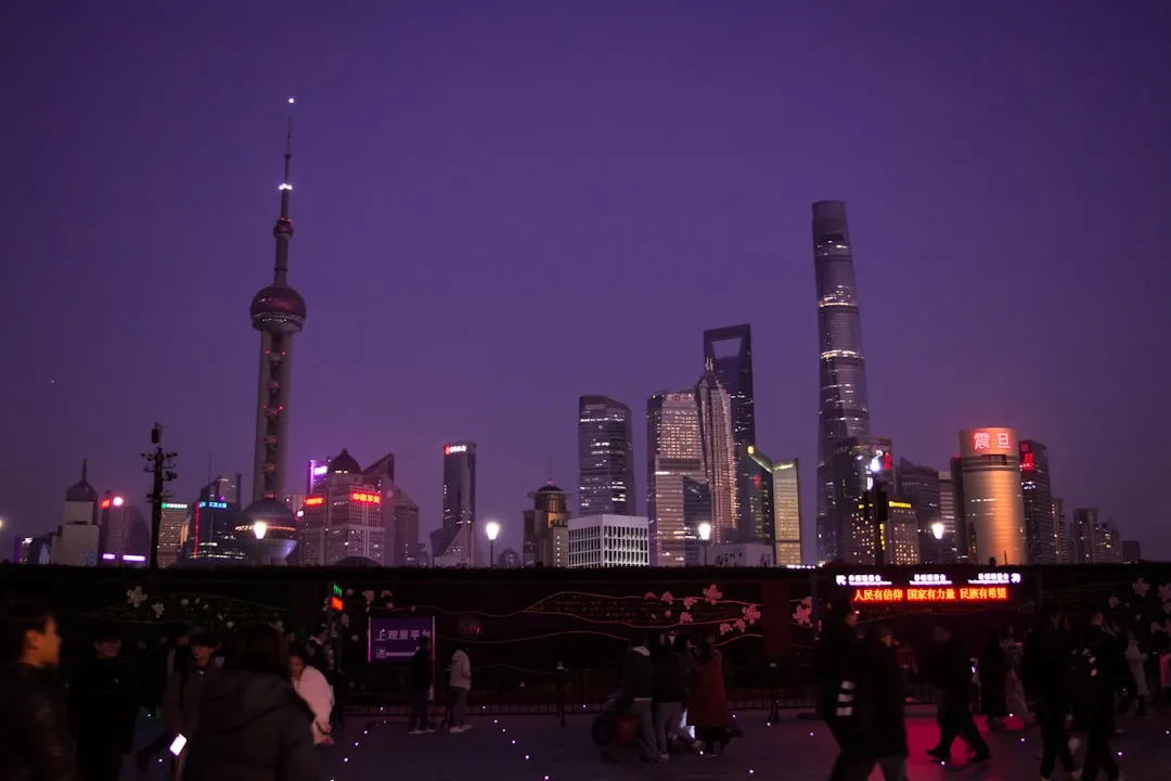 商铺安防系统方案：霆振服高清监控与录像存储设备选型