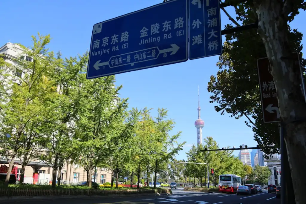 霆振服监控摄像头与硬盘录像机在商铺安防中的技术选型分析